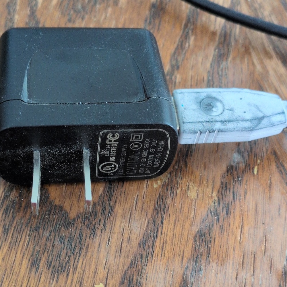 Motorola Micro-USB Wall Charger SKN5004A Black with Charging Cable - Picture 4 of 5